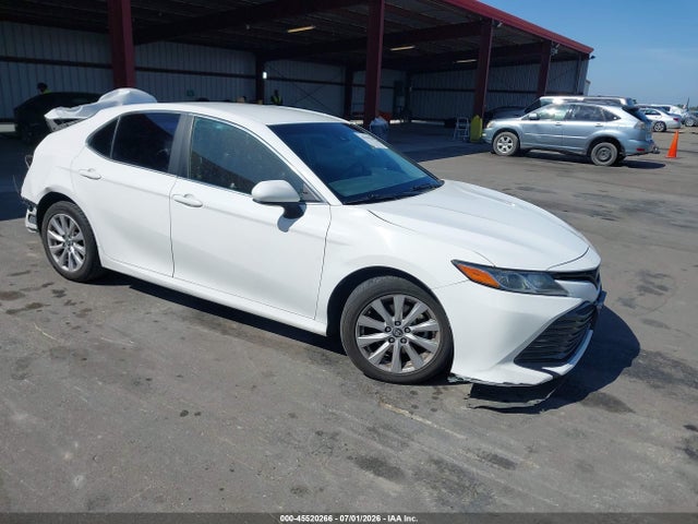 Auction sale of the 2018 Toyota Camry Le, vin: 4T1B11HK9JU580968, lot number: 45520266