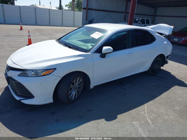 Toyota CAMRY LE 2018 4T1B11HK9JU580968 Image 2