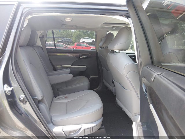 Toyota Highlander Limited 2023 5TDKDRBH0PS024004 Image 8