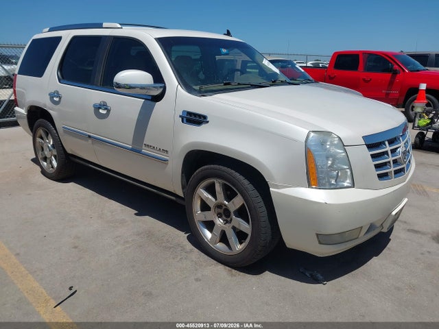 45520913 :رقم المزاد ، 1GYS4CEF6BR190696 vin ، 2011 Cadillac Escalade Premium مزاد بيع