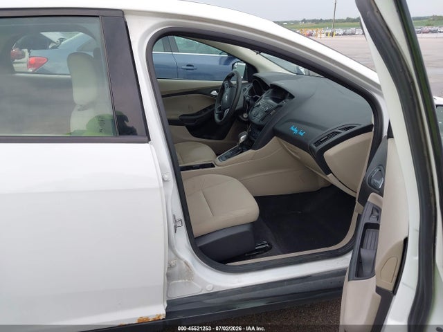 Ford FOCUS SE 2018 1FADP3K21JL327056 Image 5