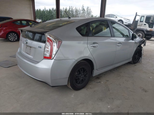 JTDKN3DU0F1947423 Toyota Prius Two