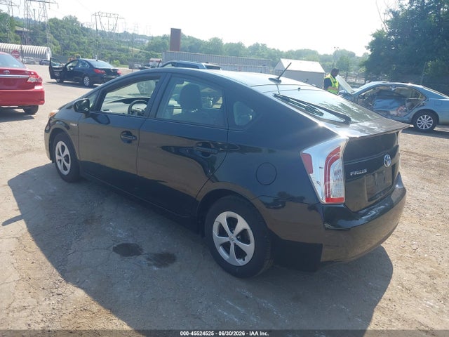 Toyota Prius Three 2014 JTDKN3DU4E1764413 Image 3