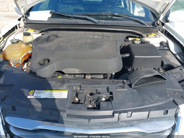 45525866 :رقم المزاد ، 1C3BC1FG6BN611185 vin ، 2011 Chrysler 200 Touring مزاد بيع