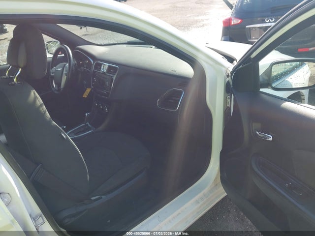 45525866 :رقم المزاد ، 1C3BC1FG6BN611185 vin ، 2011 Chrysler 200 Touring مزاد بيع