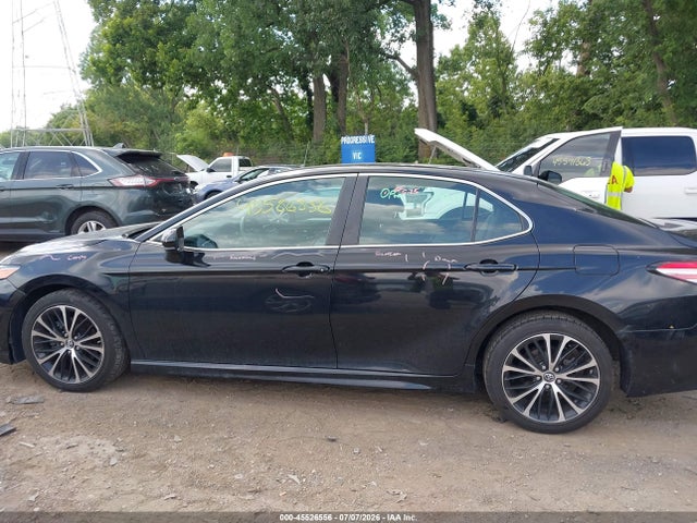 45526556 :رقم المزاد ، 4T1B11HK7JU033360 vin ، 2018 Toyota Camry Se مزاد بيع