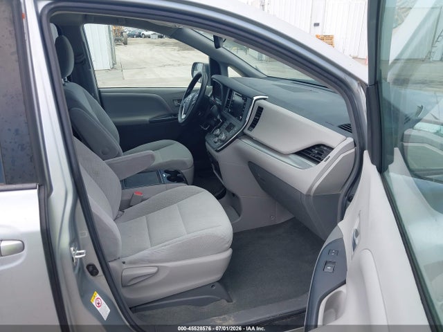 5TDKZ3DCXKS974430 Toyota Sienna Le 8 Passenger