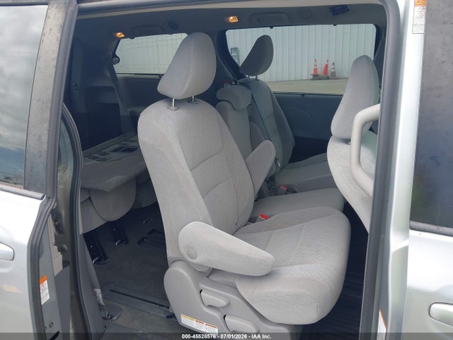 5TDKZ3DCXKS974430 Toyota Sienna Le 8 Passenger