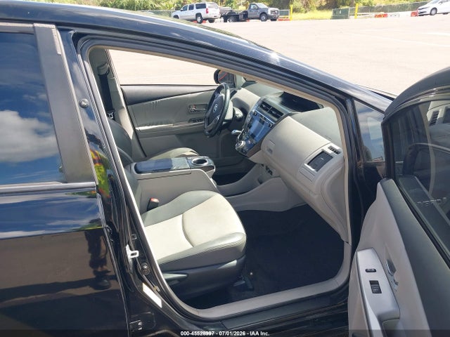 JTDZN3EU7HJ066671 Toyota Prius V Four