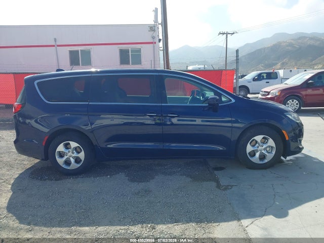 Chrysler Pacifica Hybrid Touring Plus 2017 2C4RC1H75HR765096 Image 18