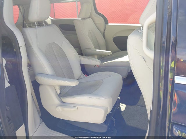Chrysler Pacifica Hybrid Touring Plus 2017 2C4RC1H75HR765096 Image 8