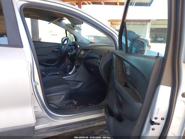 3GNCJKSB2JL302986 Chevrolet TRAX LS