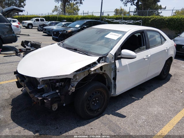 Toyota COROLLA LE 2018 5YFBURHE8JP773694 Image 2