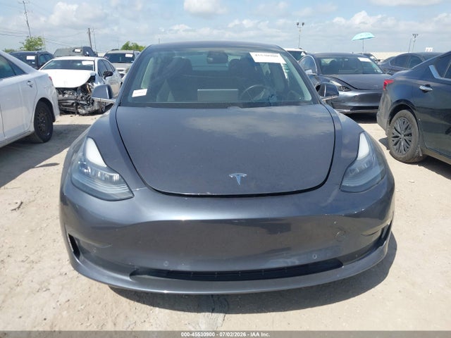 45530900 :رقم المزاد ، 5YJ3E1EA7JF009562 vin ، 2018 Tesla Model 3 Long Range/mid Range مزاد بيع