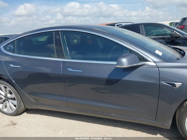 45530900 :رقم المزاد ، 5YJ3E1EA7JF009562 vin ، 2018 Tesla Model 3 Long Range/mid Range مزاد بيع