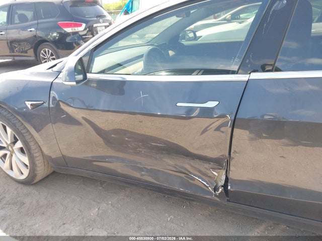 45530900 :رقم المزاد ، 5YJ3E1EA7JF009562 vin ، 2018 Tesla Model 3 Long Range/mid Range مزاد بيع