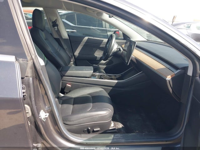 45530900 :رقم المزاد ، 5YJ3E1EA7JF009562 vin ، 2018 Tesla Model 3 Long Range/mid Range مزاد بيع