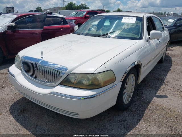 2005 Lincoln Town Car Signature მანქანა იყიდება აუქციონზე, vin: 1LNHM81W45Y657784, აუქციონის ნომერი: 45531034