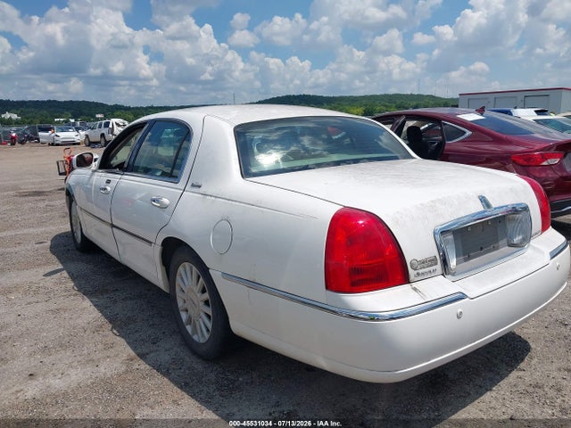 2005 Lincoln Town Car Signature მანქანა იყიდება აუქციონზე, vin: 1LNHM81W45Y657784, აუქციონის ნომერი: 45531034