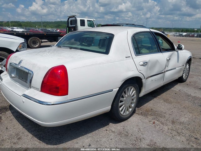 2005 Lincoln Town Car Signature მანქანა იყიდება აუქციონზე, vin: 1LNHM81W45Y657784, აუქციონის ნომერი: 45531034