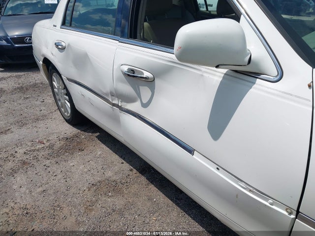 2005 Lincoln Town Car Signature მანქანა იყიდება აუქციონზე, vin: 1LNHM81W45Y657784, აუქციონის ნომერი: 45531034