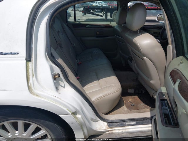 2005 Lincoln Town Car Signature მანქანა იყიდება აუქციონზე, vin: 1LNHM81W45Y657784, აუქციონის ნომერი: 45531034
