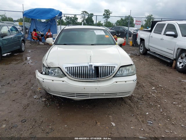 Продажа на аукционе авто 2007 Lincoln Town Car Signature Limited, vin: 1LNHM82V97Y625597, номер лота: 45532974