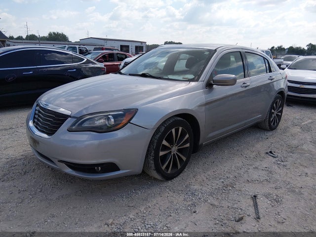 Chrysler 200 Touring 2014 1C3CCBBG6EN158495 Image 2
