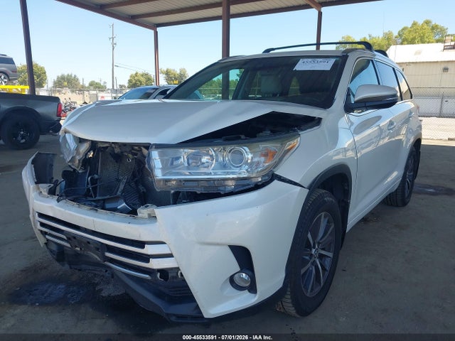 Toyota Highlander Xle 2018 5TDJZRFH9JS548640 Image 2