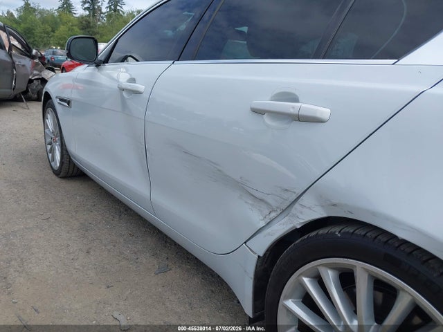 Jaguar Xe 35t First Edition 2017 SAJAN4BVXHA946619 Image 17