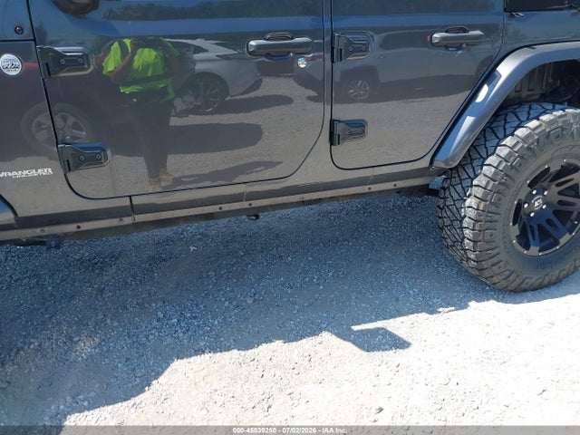 1C4HJXEG6JW291777 Jeep Wrangler Unlimited Sahara