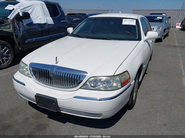 2003 Lincoln Town Car Signature მანქანა იყიდება აუქციონზე, vin: 1LNHM82W13Y667264, აუქციონის ნომერი: 45539830