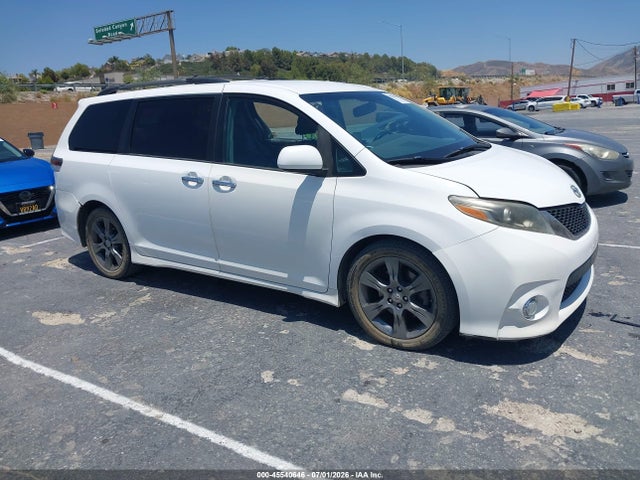5TDXK3DC0GS747197 Toyota Sienna Se 8 Passenger
