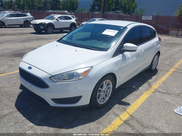 Ford FOCUS SE 2018 1FADP3K25JL328968 Image 2