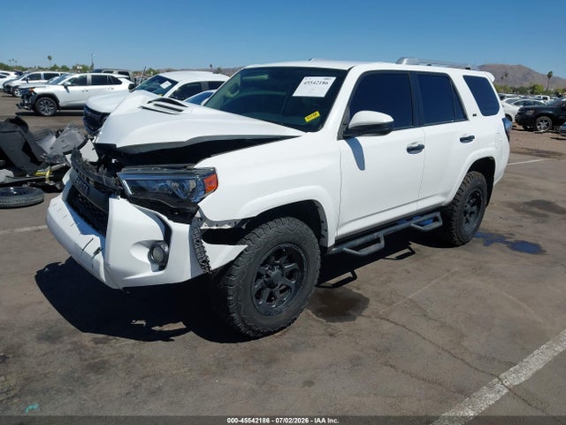 Toyota 4RUNNER SR5 2018 JTEBU5JR8J5511706 Image 2