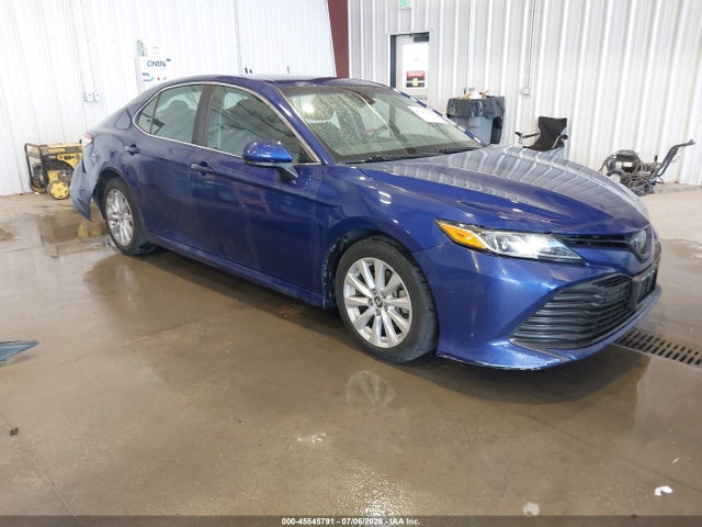 45545791 :رقم المزاد ، 4T1B11HK8JU587961 vin ، 2018 Toyota Camry Le مزاد بيع