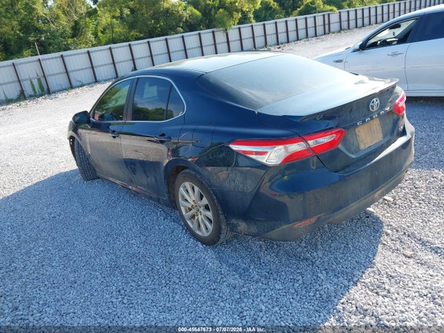 45547673 :رقم المزاد ، 4T1B11HK7JU632565 vin ، 2018 Toyota Camry Le مزاد بيع
