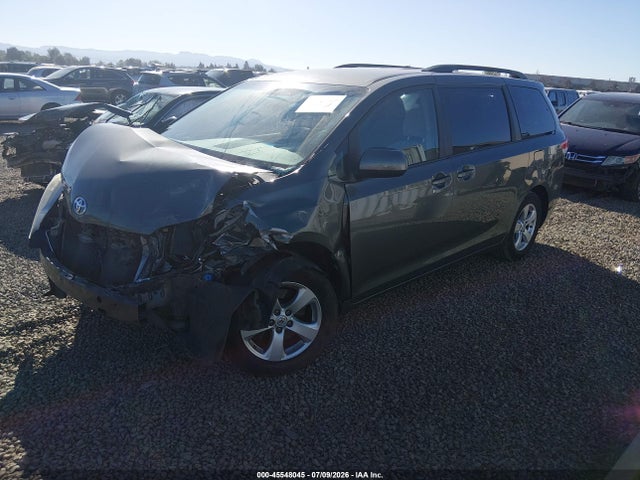 Toyota SIENNA LE 2014 5TDKK3DC4ES498488 Image 2