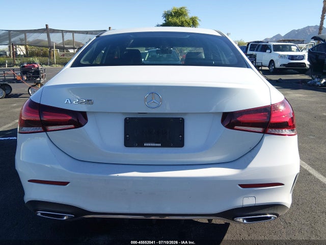 WDD3G4EB6KW033911 Mercedes-Benz A 220