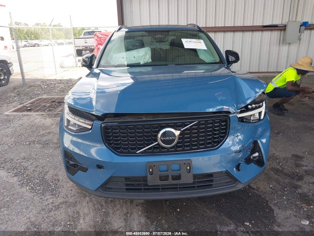 45552690 :رقم المزاد ، YV4L12UW8P2967018 vin ، 2023 Volvo Xc40 B5 Plus Dark Theme مزاد بيع