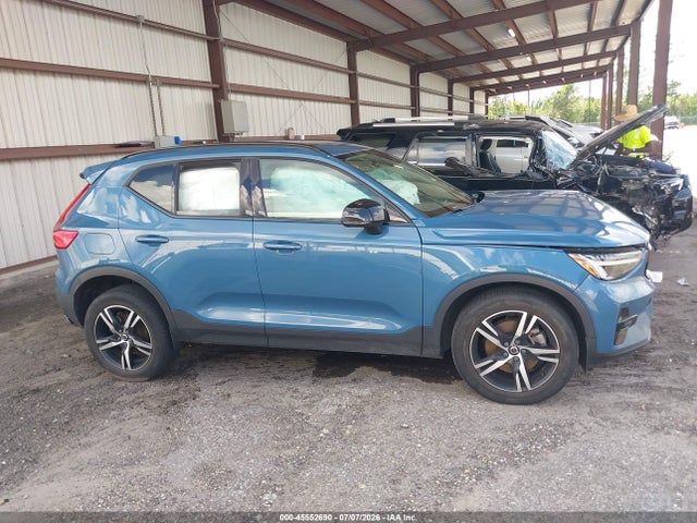 45552690 :رقم المزاد ، YV4L12UW8P2967018 vin ، 2023 Volvo Xc40 B5 Plus Dark Theme مزاد بيع
