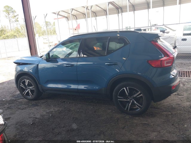 45552690 :رقم المزاد ، YV4L12UW8P2967018 vin ، 2023 Volvo Xc40 B5 Plus Dark Theme مزاد بيع