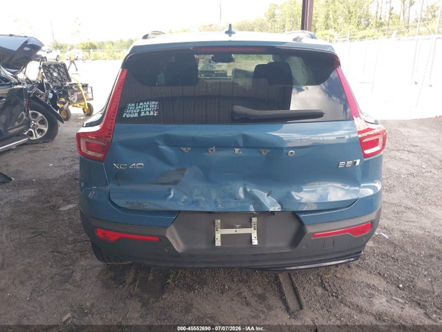 45552690 :رقم المزاد ، YV4L12UW8P2967018 vin ، 2023 Volvo Xc40 B5 Plus Dark Theme مزاد بيع