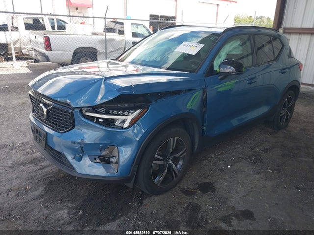 45552690 :رقم المزاد ، YV4L12UW8P2967018 vin ، 2023 Volvo Xc40 B5 Plus Dark Theme مزاد بيع