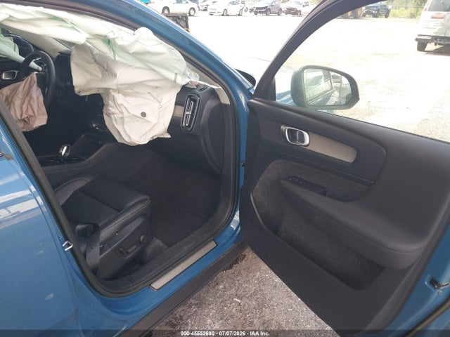 45552690 :رقم المزاد ، YV4L12UW8P2967018 vin ، 2023 Volvo Xc40 B5 Plus Dark Theme مزاد بيع