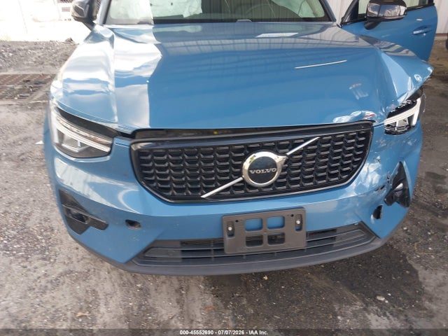45552690 :رقم المزاد ، YV4L12UW8P2967018 vin ، 2023 Volvo Xc40 B5 Plus Dark Theme مزاد بيع
