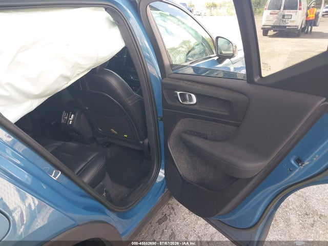 45552690 :رقم المزاد ، YV4L12UW8P2967018 vin ، 2023 Volvo Xc40 B5 Plus Dark Theme مزاد بيع