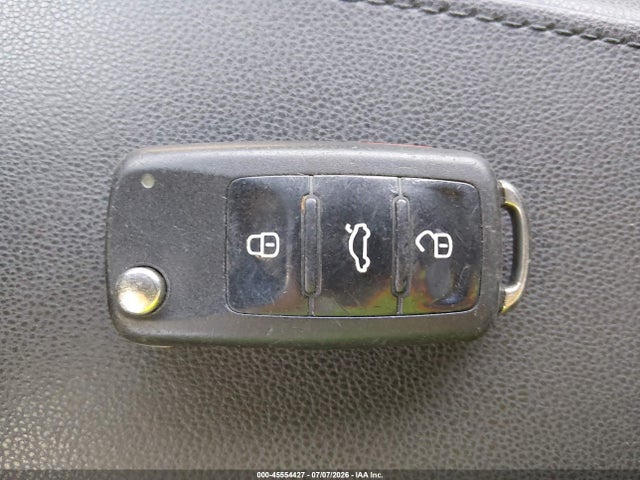 2013 Volkswagen Beetle 2.5l მანქანა იყიდება აუქციონზე, vin: 3VW5P7AT4DM814218, აუქციონის ნომერი: 45554427