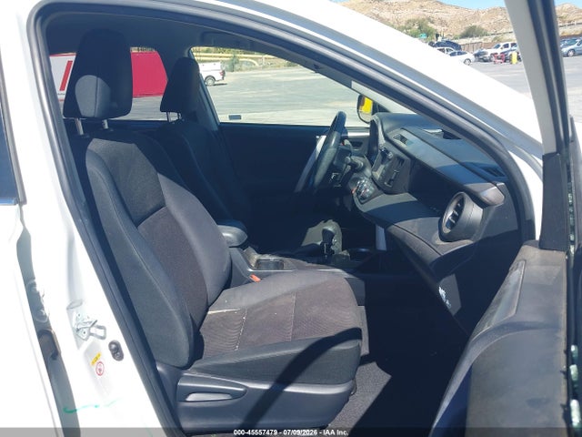 Toyota RAV4 LE 2018 JTMZFREV4JJ727734 Image 5