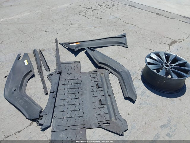 45557638 :رقم المزاد ، 5YJSA1CN8DFP28983 vin ، 2013 Tesla Model S مزاد بيع